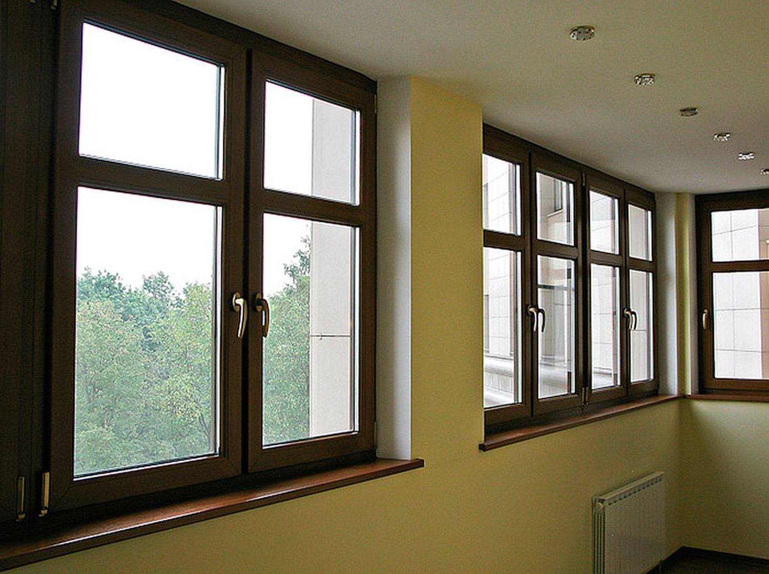 Ламинированные пластиковые окна. Kaleva панорамные окна. Окна Проплекс коричневые. Цветные пластиковые окна. Уветные пластиковые Кона.