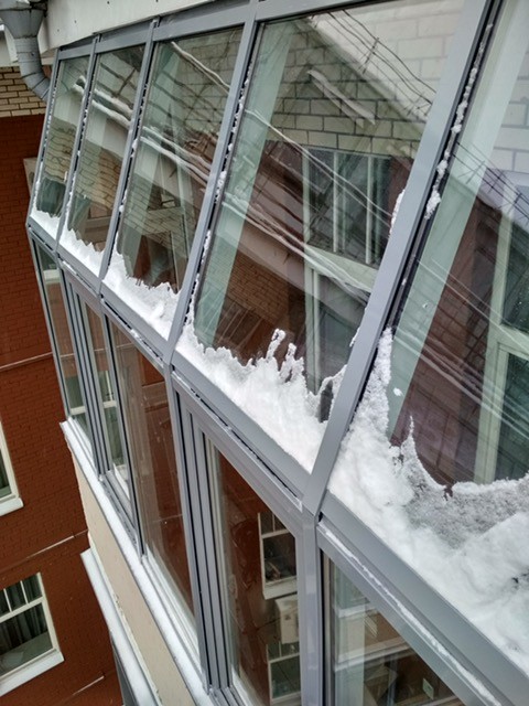 Остекление балкона тёплым алюминиевым профилем с металпластиковыми створками.