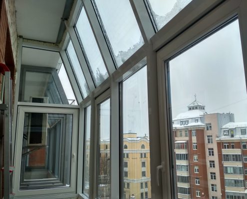 Остекление балкона тёплым алюминиевым профилем с металпластиковыми створками.